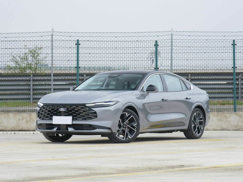 Ford Mondeo VI Рестайлинг, Седан — вид спереди в три четверти