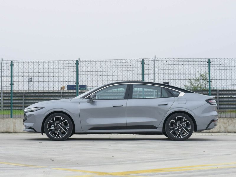 Ford Mondeo VI Рестайлинг, Седан — вид справа