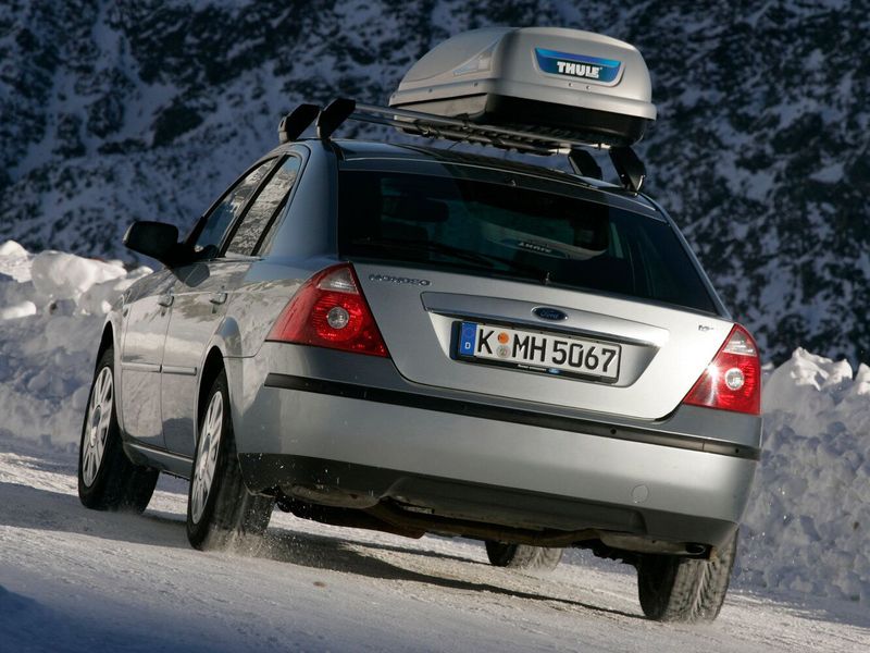 Ford Mondeo III Рестайлинг, Лифтбэк — вид сзади слева