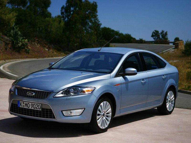 Ford Mondeo IV, Лифтбэк — вид спереди справа