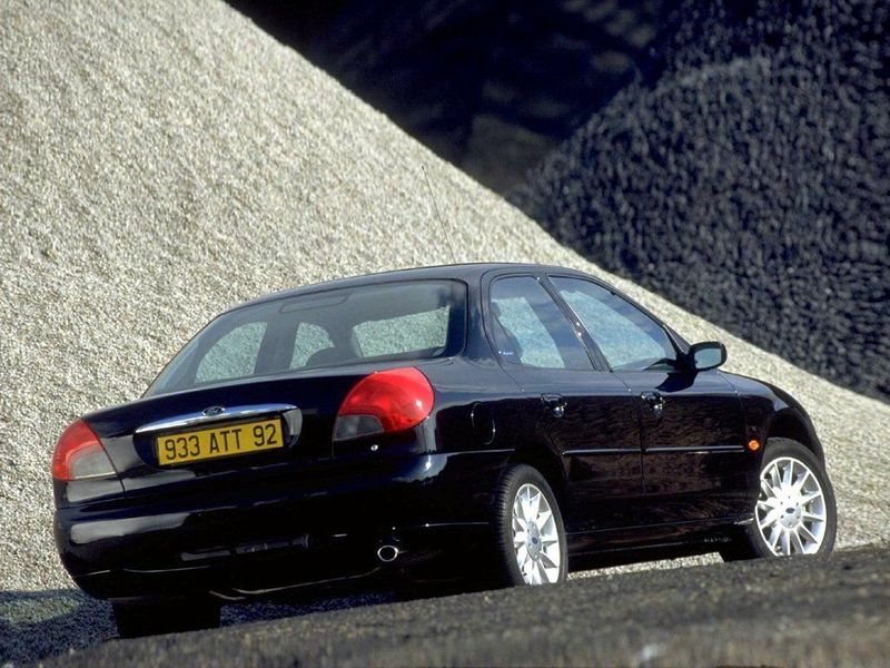 Ford Mondeo II, Седан — вид сзади справа