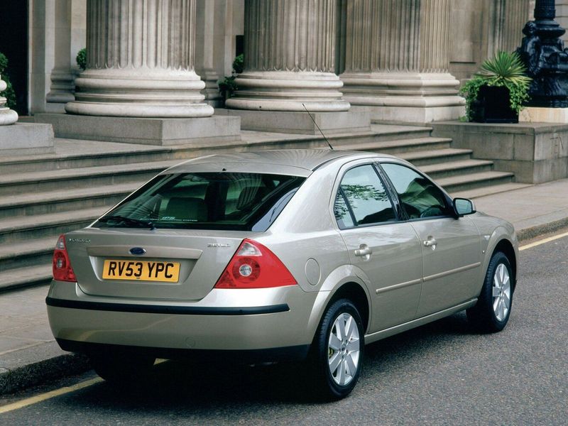 Ford Mondeo III Рестайлинг, Лифтбэк — вид сзади справа