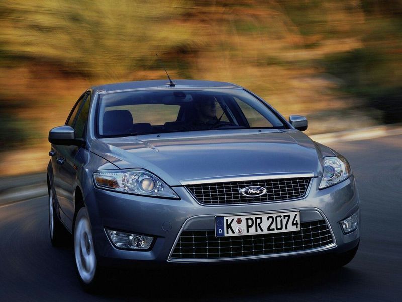 Ford Mondeo IV, Лифтбэк — вид спереди справа