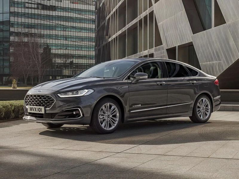 Ford Mondeo فيس ليفت V، سيدان — منظر أمامي أيمن