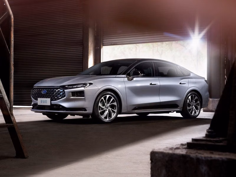 Ford Mondeo VI, Седан — вид спереди в три четверти