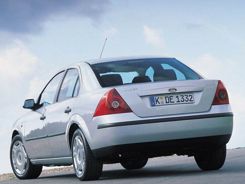 Ford Mondeo III, Седан — вид сзади слева