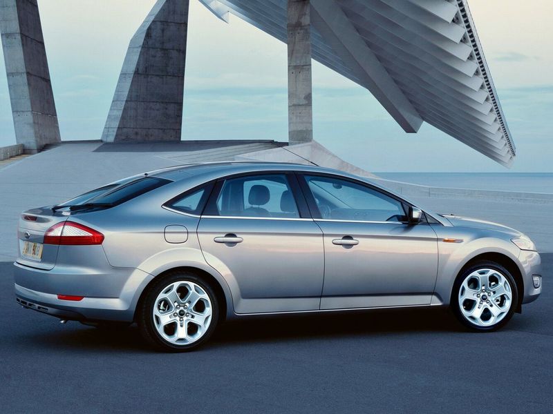 Ford Mondeo IV, Лифтбэк — вид сзади справа