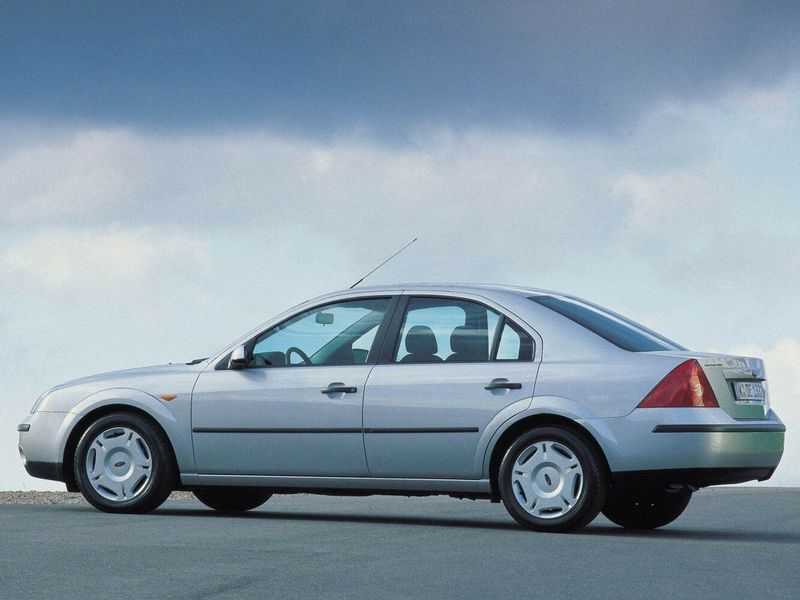 Ford Mondeo III, Седан — вид сзади справа