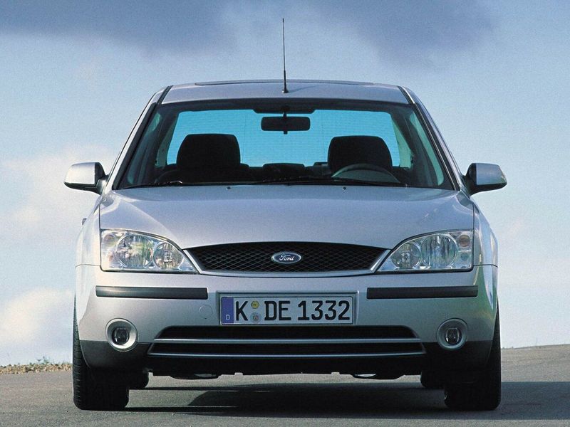 Ford Mondeo III, Седан — вид спереди