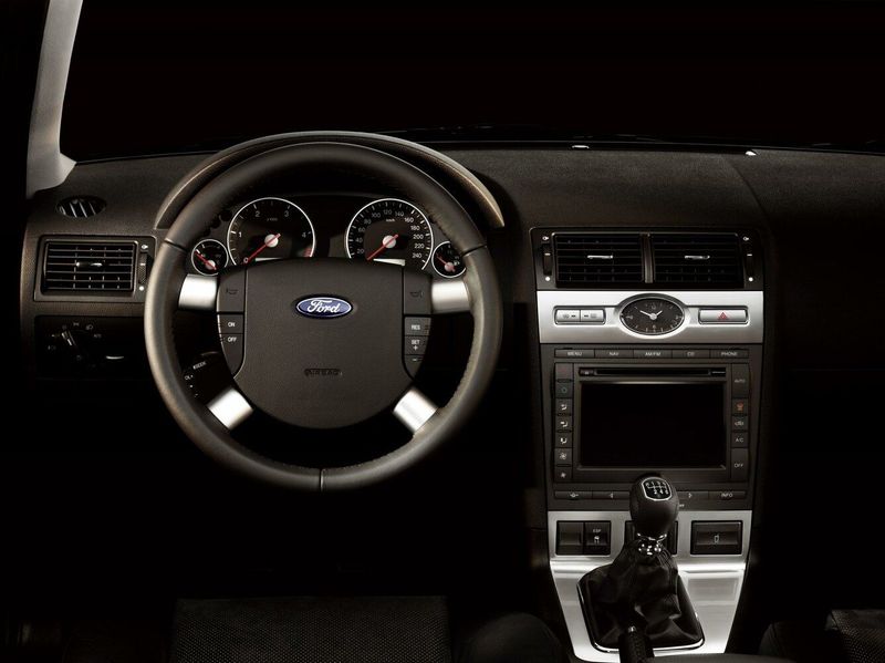 Ford Mondeo III Рестайлинг, Седан — передняя панель