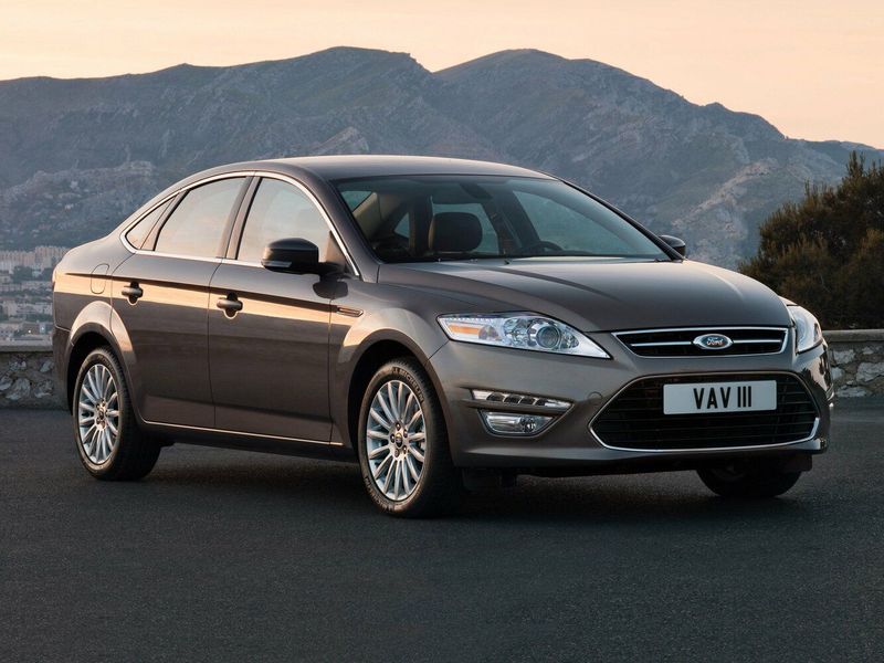 Ford Mondeo IV Рестайлинг, Седан — вид спереди справа