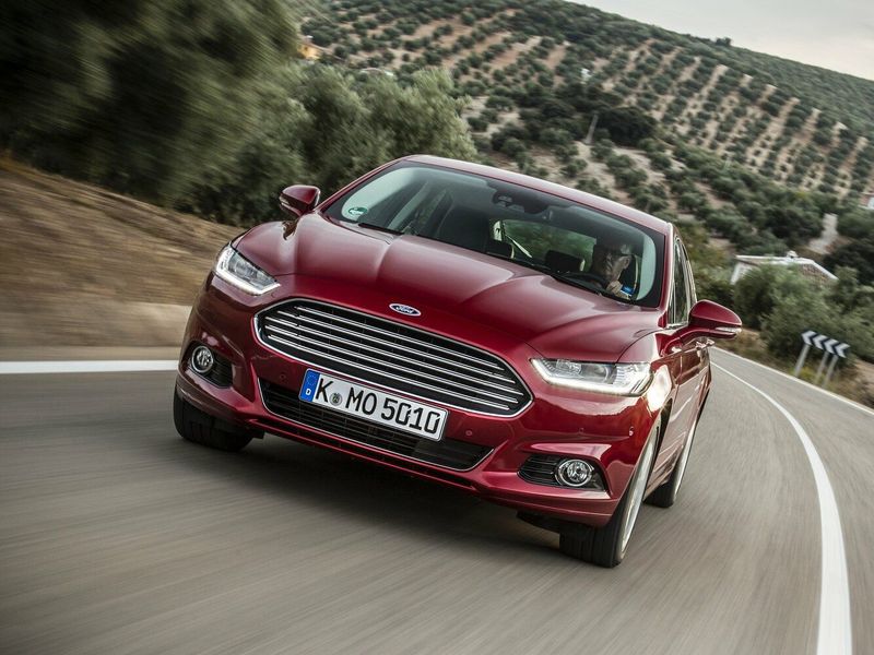 Ford Mondeo V, Лифтбэк — вид спереди справа
