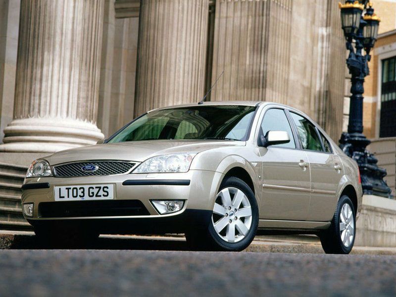 Ford Mondeo III Рестайлинг, Лифтбэк — вид спереди справа