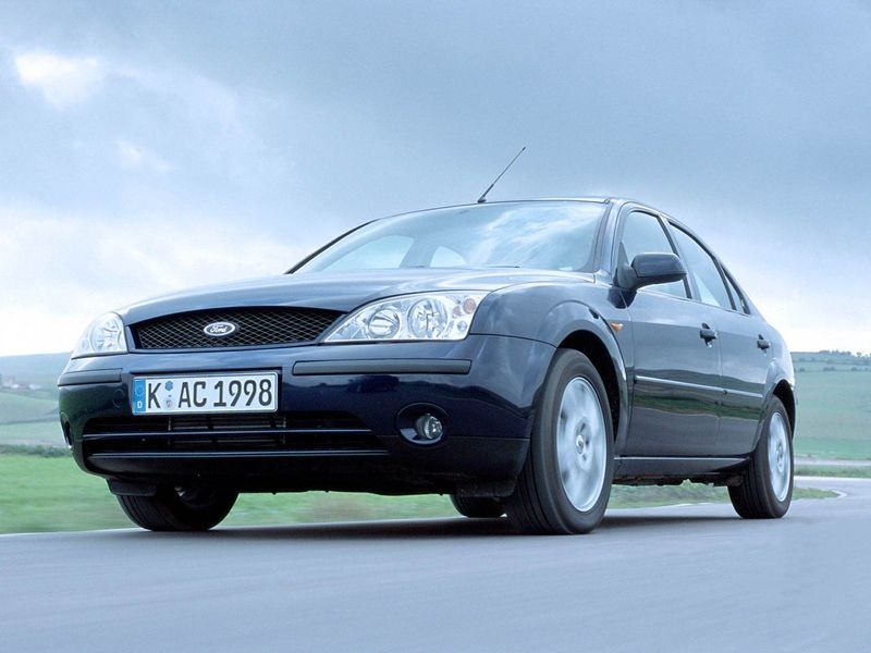 Ford Mondeo III, Седан — вид спереди справа