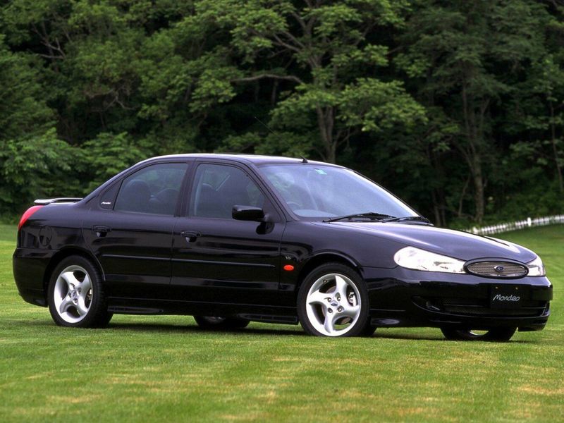Ford Mondeo II, Седан — вид спереди справа
