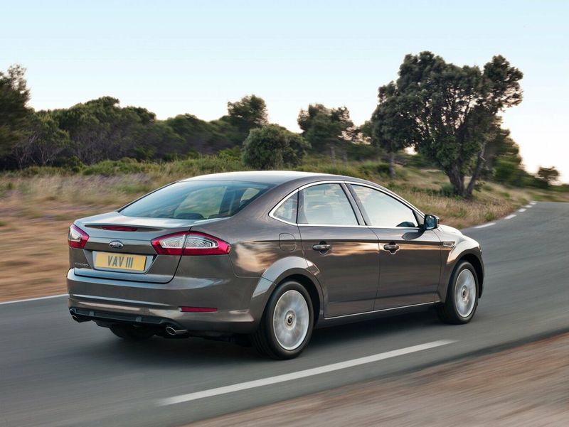 Ford Mondeo IV Рестайлинг, Седан — вид сзади справа