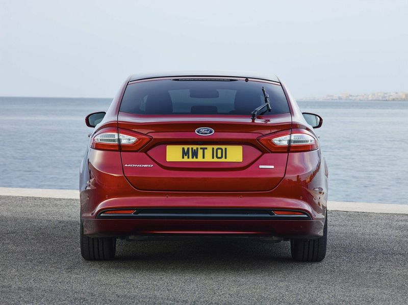 Ford Mondeo V, Лифтбэк — вид сзади