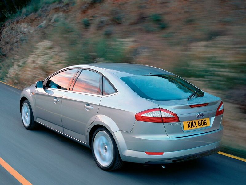 Ford Mondeo IV, Лифтбэк — вид сзади справа