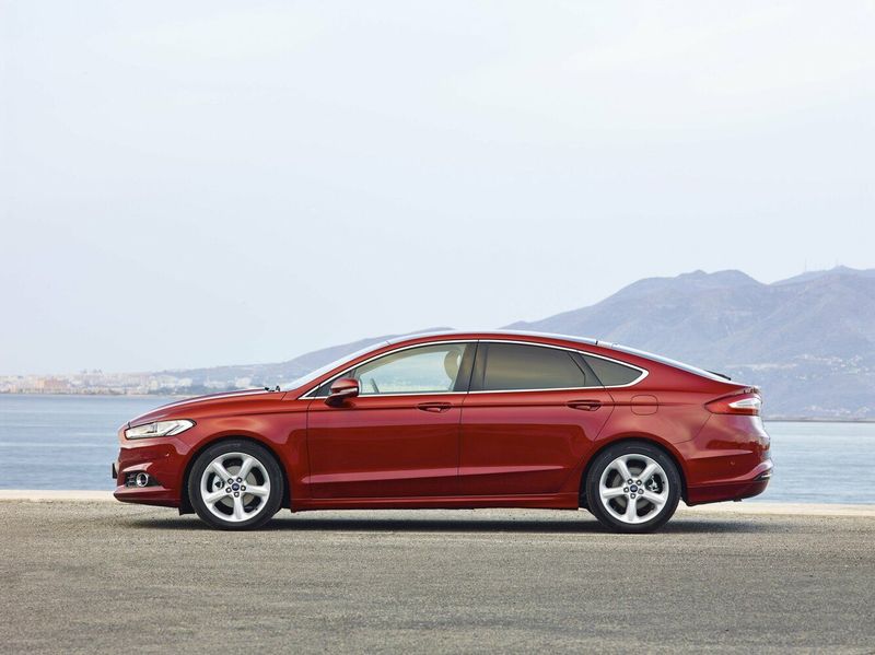 Ford Mondeo V, Лифтбэк — вид слева