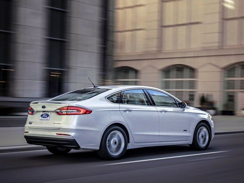 Ford Mondeo فيس ليفت V، سيدان — منظر خلفي أيمن