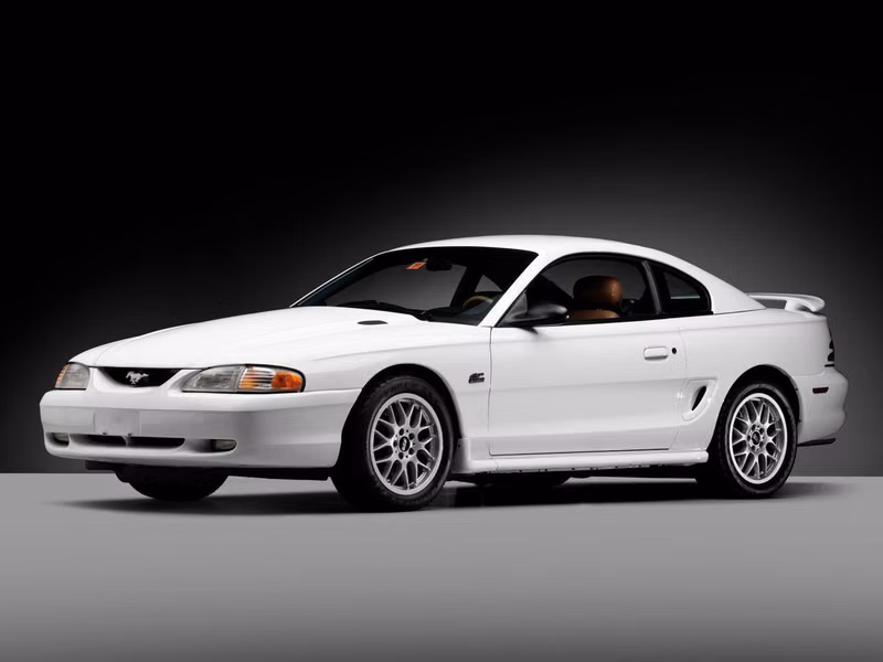 Ford Mustang IV, Купе — вид спереди слева