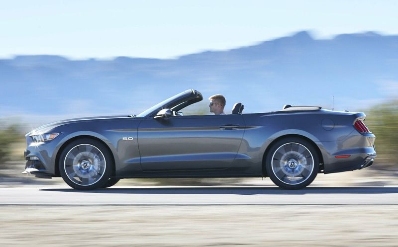Ford Mustang سادساً، قابلة للتحويل — منظر من الجانب الأيسر