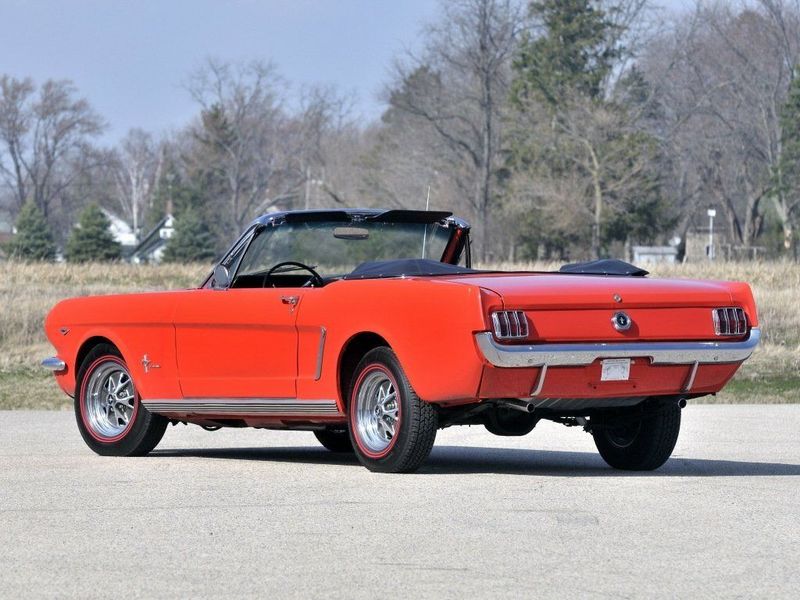 Ford Mustang I، قابلة للتحويل — منظر خلفي أيمن