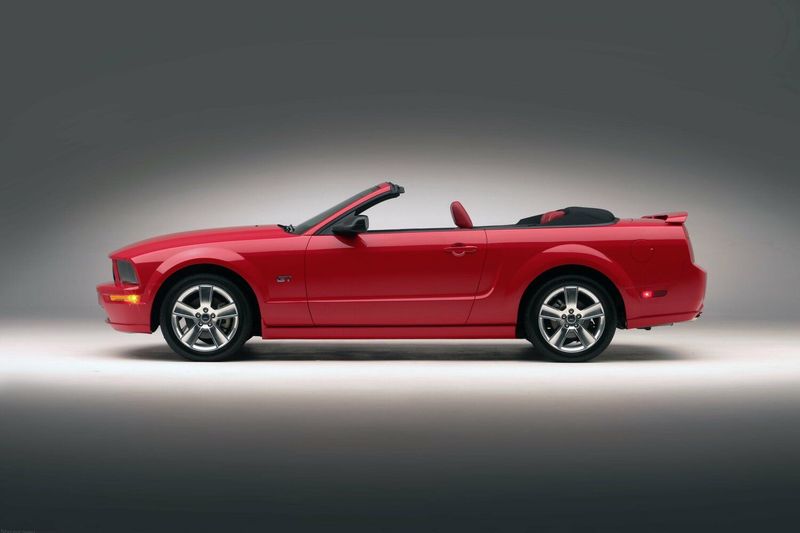 Ford Mustang V، قابلة للتحويل — منظر من الجانب الأيسر