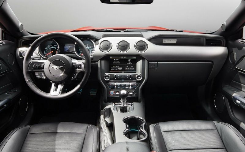 Ford Mustang سادساً، قابلة للتحويل — لوحة القيادة