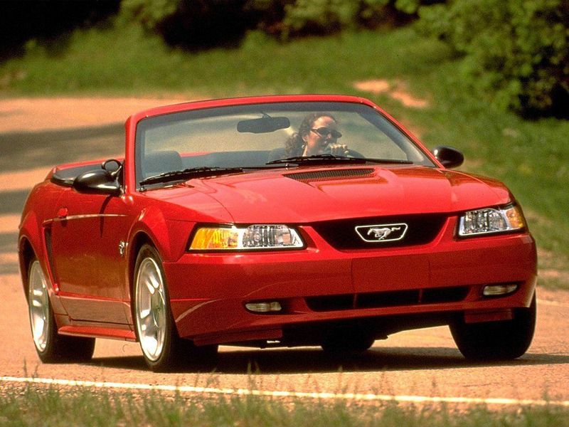 Ford Mustang IV Рестайлинг, Кабриолет — вид спереди справа