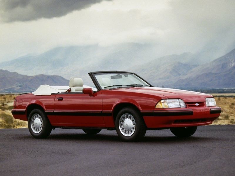 Ford Mustang III Рестайлинг, Кабриолет — вид спереди справа