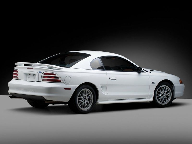 Ford Mustang IV, Купе — вид сзади справа