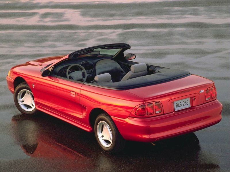 Ford Mustang IV, Кабриолет — вид сзади слева