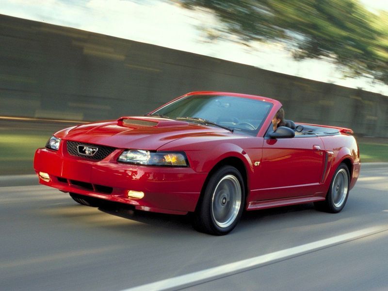 Ford Mustang IV Рестайлинг, Кабриолет — вид спереди справа