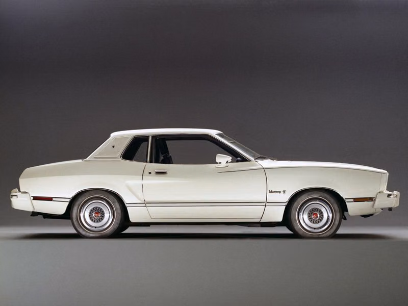 Ford Mustang ثانياً، كوبيه — منظر من الجانب الأيمن