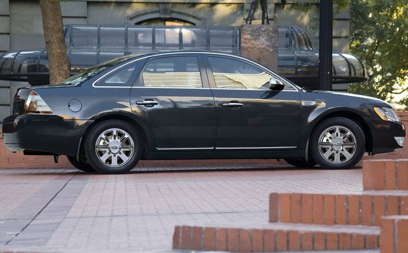 Ford Taurus V، سيدان — منظر من الجانب الأيمن