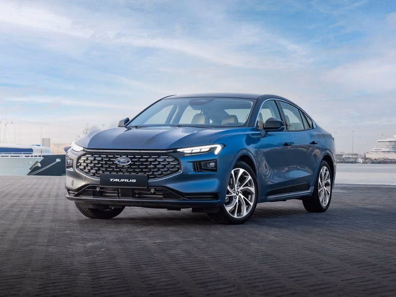 Ford Taurus الثامن، سيدان — منظر أمامي بزاوية ثلاثة أرباع