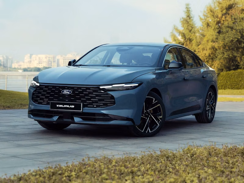 Ford Taurus VIII: عملية تجميل الوجه، سيدان — منظر أمامي بزاوية ثلاثة أرباع