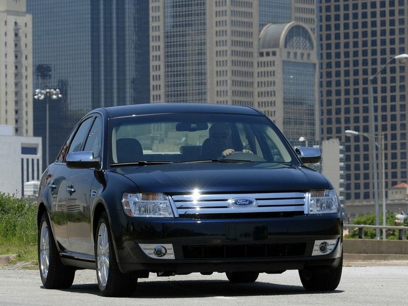 Ford Taurus V، سيدان — منظر أمامي بزاوية ثلاثة أرباع