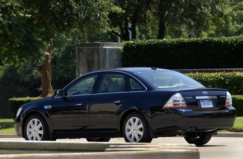 Ford Taurus V، سيدان — منظر خلفي أيسر