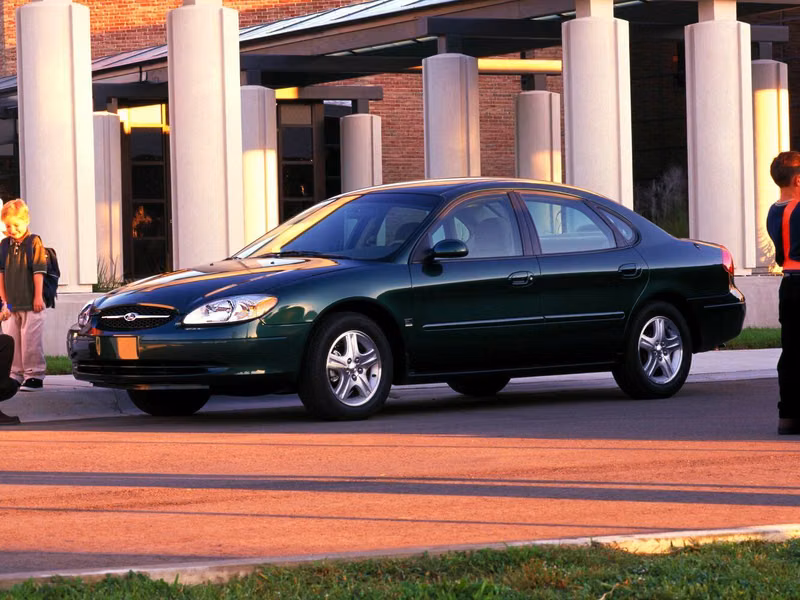 Ford Taurus رابعاً، سيدان — منظر أمامي أيمن