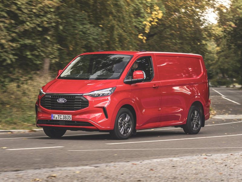 Ford Transit Custom ثانياً، فان SWB Van — منظر أمامي بزاوية ثلاثة أرباع