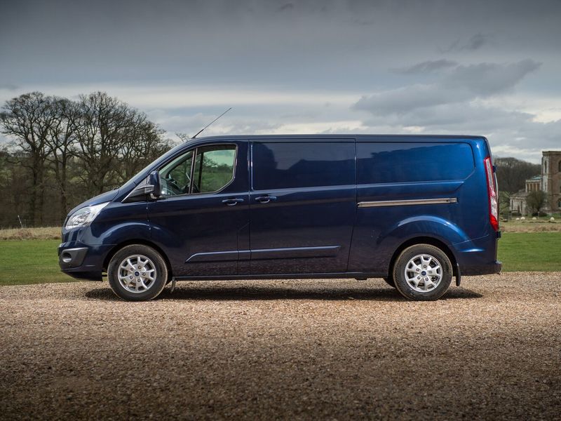 Ford Transit Custom I، فان LWB Van — منظر من الجانب الأيسر