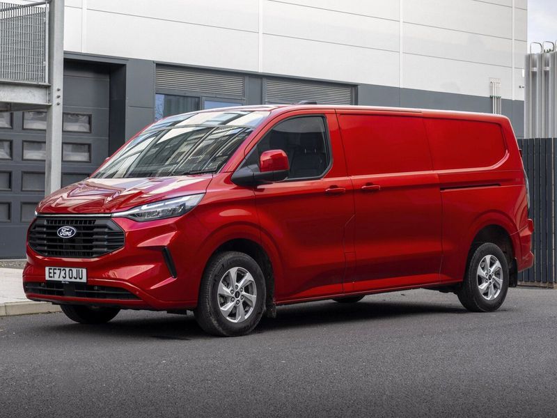 Ford Transit Custom ثانياً، فان LWB Van — منظر أمامي بزاوية ثلاثة أرباع