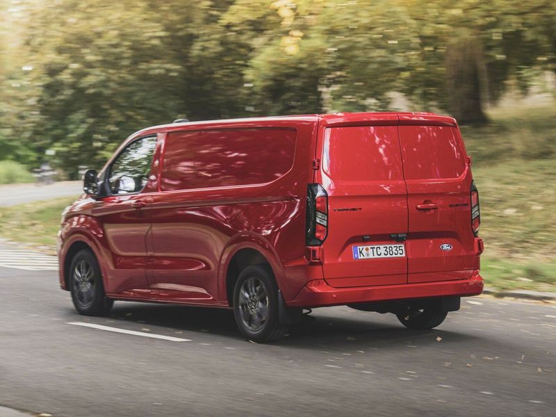 Ford Transit Custom ثانياً، فان SWB Van — منظر خلفي بزاوية ثلاثة أرباع