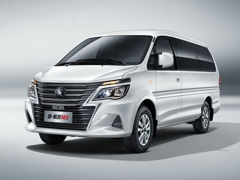 DongFeng Forthing Lingzhi M5، ميني فان — منظر أمامي بزاوية ثلاثة أرباع