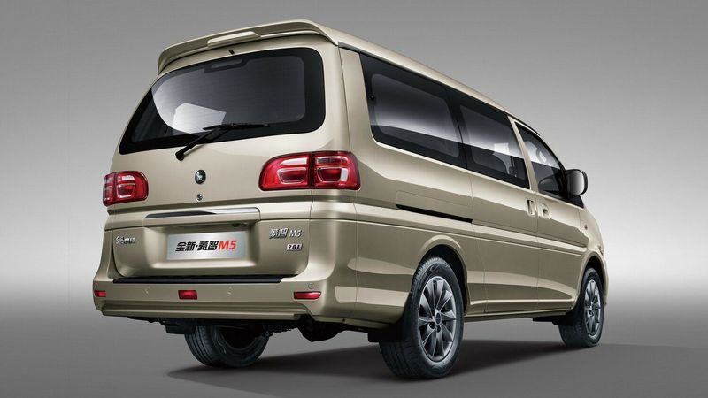 DongFeng Forthing Lingzhi M5، ميني فان — منظر خلفي بزاوية ثلاثة أرباع