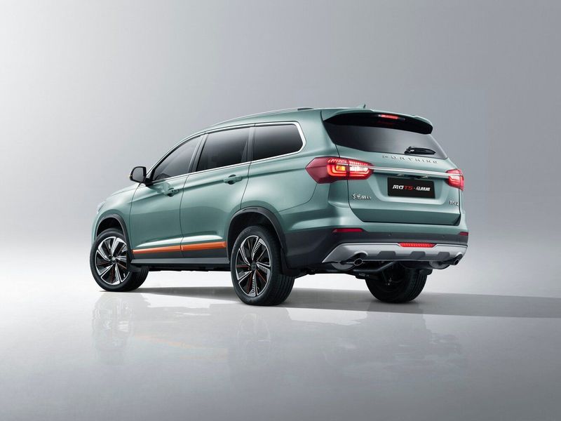 DongFeng Forthing T5 أنا فيس ليفت 2، دفع رباعي 5 أبواب 7-Seater — منظر خلفي بزاوية ثلاثة أرباع