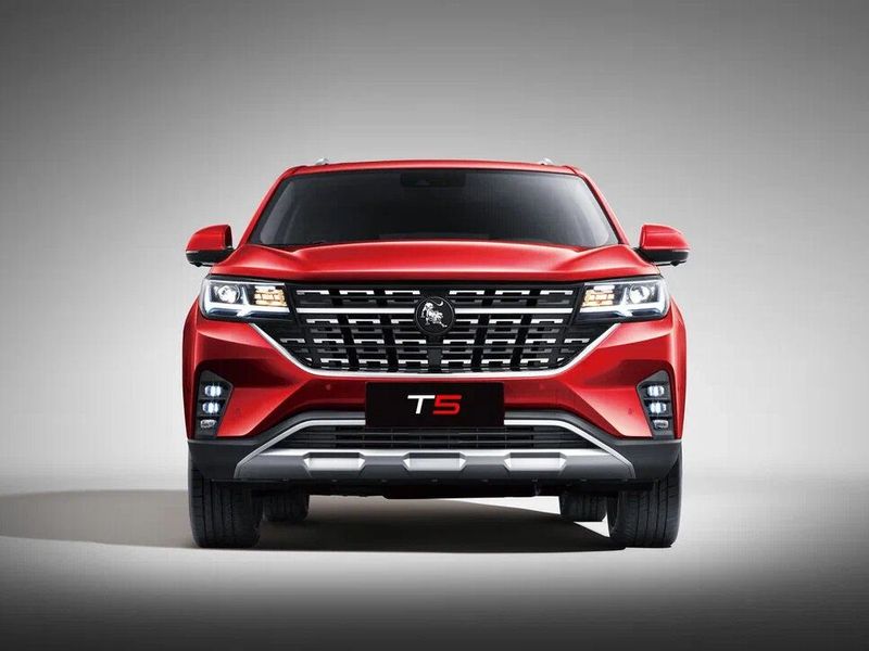 DongFeng Forthing T5 I، دفع رباعي 5 أبواب — منظر أمامي