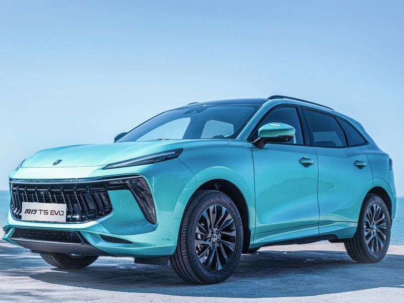 DongFeng Forthing T5 EVO، دفع رباعي 5 أبواب — منظر أمامي بزاوية ثلاثة أرباع